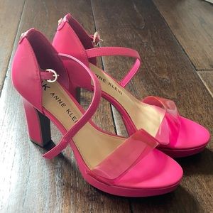 Hot pink Anne Klein heels!! Size 8!!